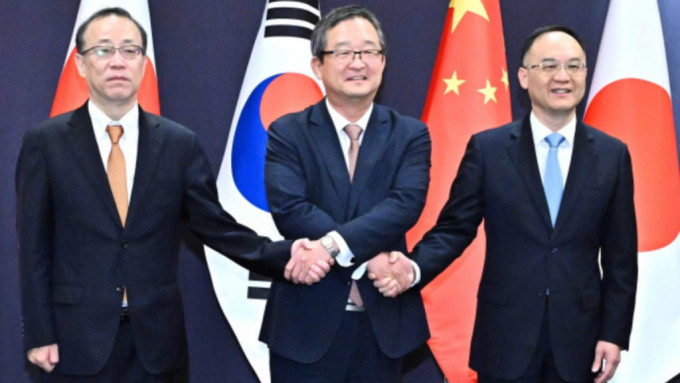 左起：日本外務省外務審議官船越健裕、韓國外交部次官補（部長助理）鄭炳元、中國外交部部長助理農融。外交部
