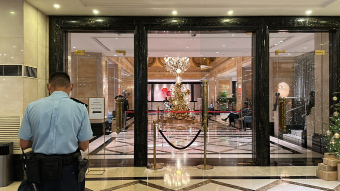 酒店地库爆玻璃门伤6人，警员到场调查。蔡楚辉摄