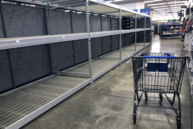 在馬薩諸塞州哈德遜市的沃爾瑪超市，貨架上空的厠紙被搶購一空。AP