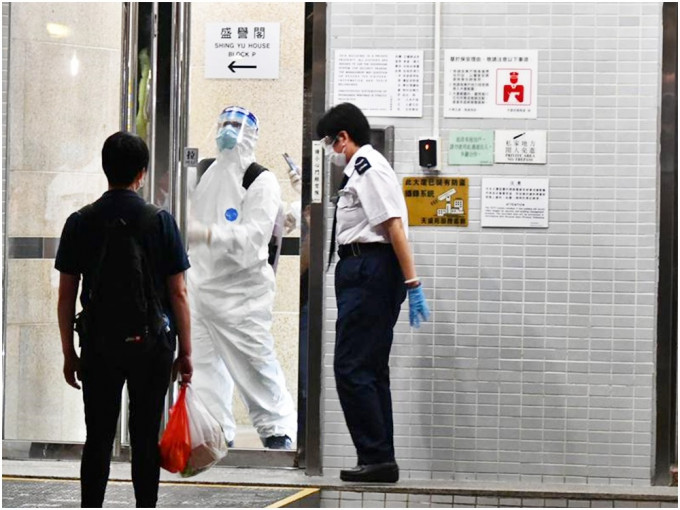 有盛譽閣居民表示身處升降機或走廊位等公眾位置時會擔心受感染。