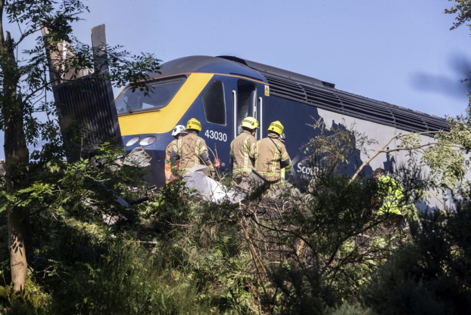 蘇格蘭載客列車出軌 致三死六傷。AP圖片