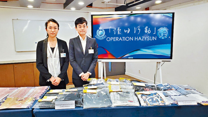 警方东区警区刑事部总督察杨韵明（左）及刑事支援调查队高级督察朱玮颐（右）讲述案情。