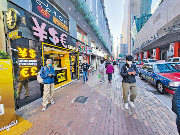 中港通關，帶動找換店和藥房承租鋪位。圖為HONG KONG EXCHANGE旺角店。
