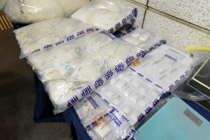 警方搜出市值約3600萬元毒品及包裝工具。