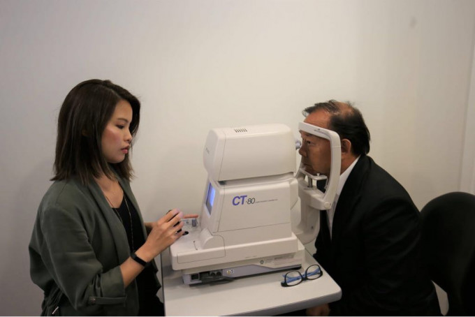 梁志祥即场接受视光师进行的视觉检查，包括眼压同眼乾测试。