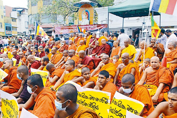 斯里兰卡首都科伦坡周四有佛教僧侣示威，要求总统拉贾帕克萨下台。