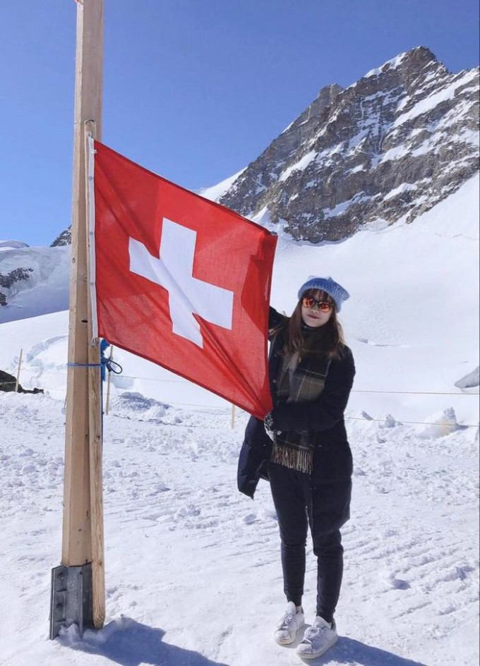 现就读SHMS国际款待及会展项目管理三年级的Michelle，认为瑞士大学提供高水平的教育。