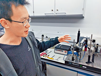 劉偉傑稱，可攜式熒光顯微鏡是簡化了結構的熒光共聚焦掃描顯微鏡。