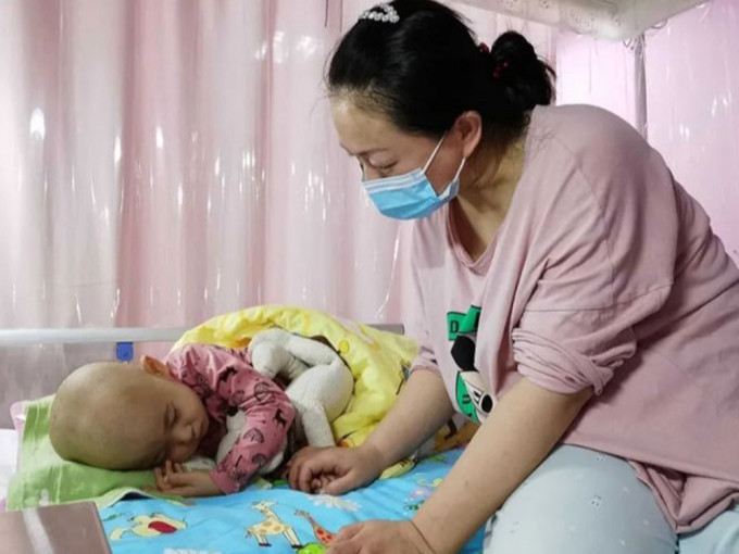 妈妈佟丽萍表示以后治疗的路再难，绝对也不放弃。