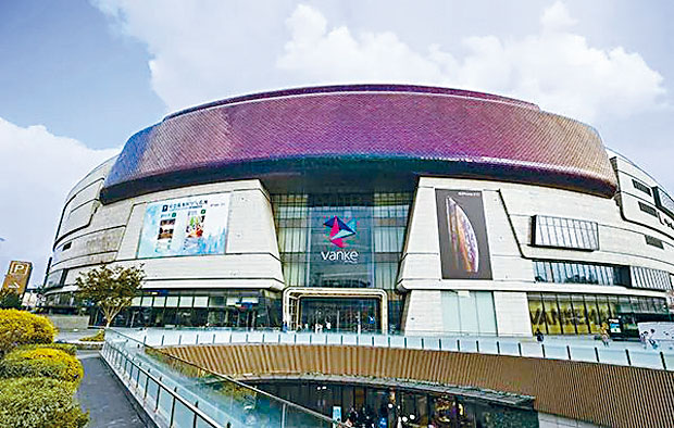 上海七宝万科广场位于上海市闵行区七宝镇，提供约14.9万平方米总零售面积。