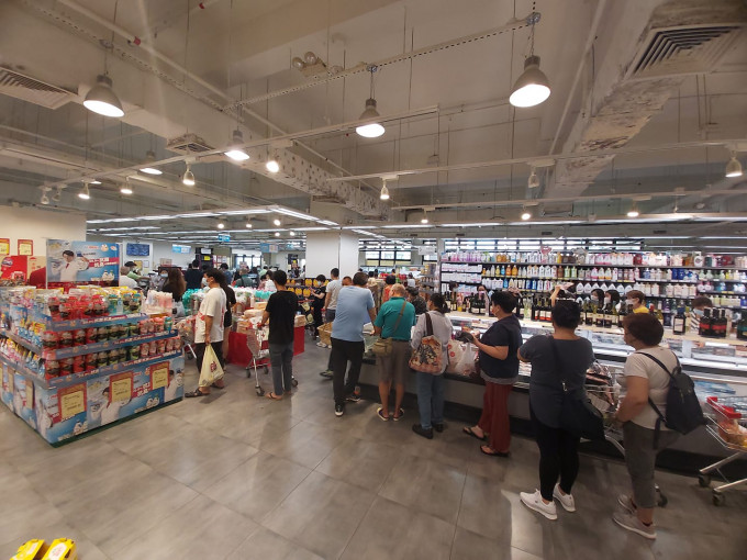 澳門石排灣新苗超市有市民排隊購買物資。網民In Kuong Chu圖片