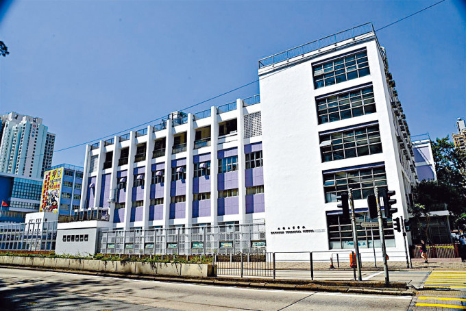 教育局指九龙工业学校有足够空间，容纳龙翔官中的转校生，两校前身均为工业中学。　
