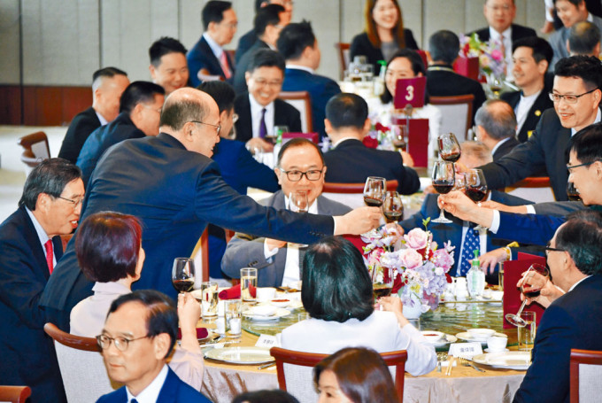 中联办主任郑雁雄昨与全体议员午宴，众人言谈甚欢。