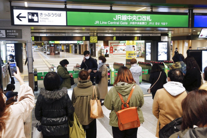 東北新幹線列車在地震後，暫時停運。AP圖片