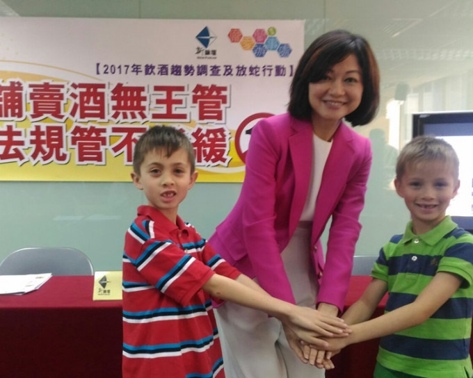 庞爱兰与2名「放蛇」的6岁男孩。