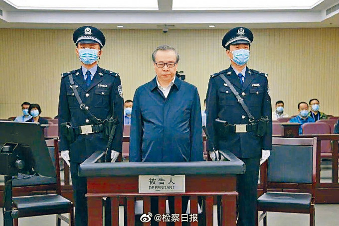 华融前董事长赖小民昨天在天津受审。