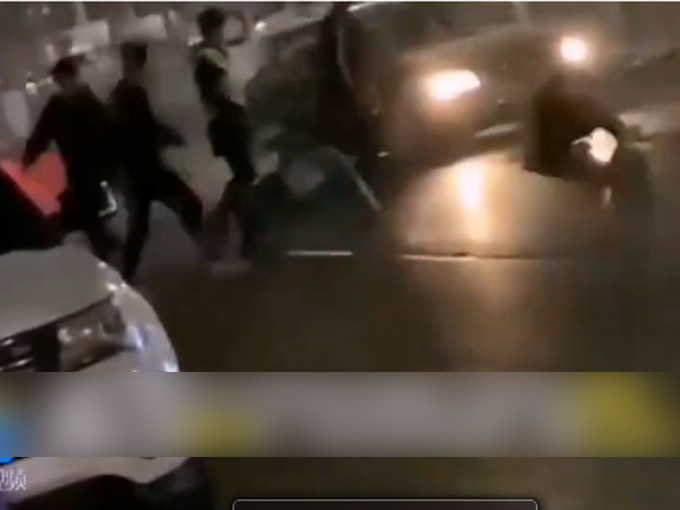山东数名大学生围殴一名16岁中专生，只因多看了他一眼。