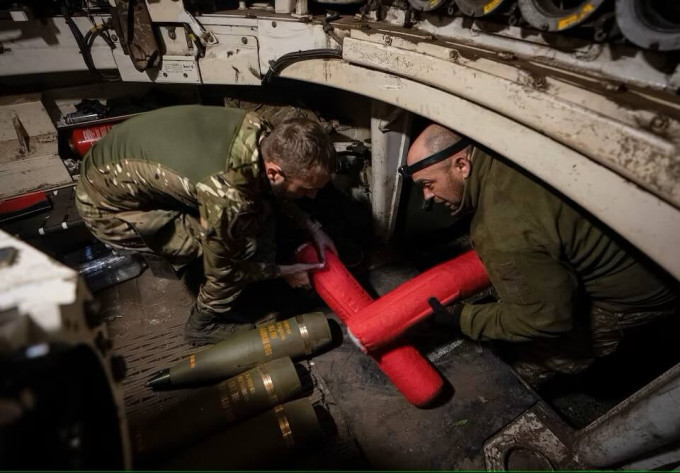乌军在哈尔科夫地区装载M109自走炮，向俄罗斯军队开火。路透社