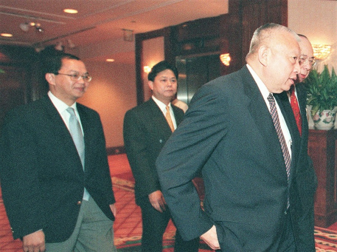 曾任特首办高级特别助理的路祥安(左一)，被视为董建华的「家臣」。资料图片