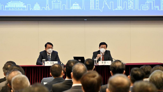 座谈会由行政长官李家超（台上，右）主讲。政府新闻处图片