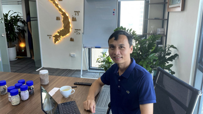 越南稀土股份公司（VTRE）董事长刘英俊（Luu Anh Tuan）在位于河内的办公室。 路透社
