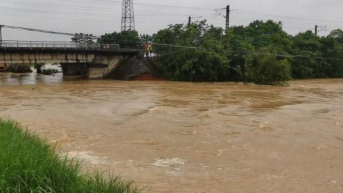 江西丰城一河堤溃口。