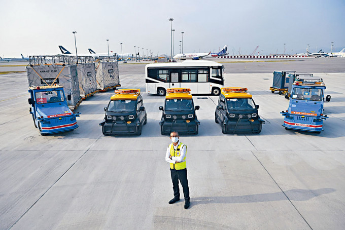 机场运行副总监姚兆聪，介绍九月正式运作的无人驾驶巡逻车。
