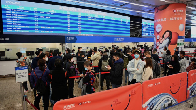 立法会议员李梓敬及林素蔚欢迎广深港高铁逐步恢复长途班次。资料图片