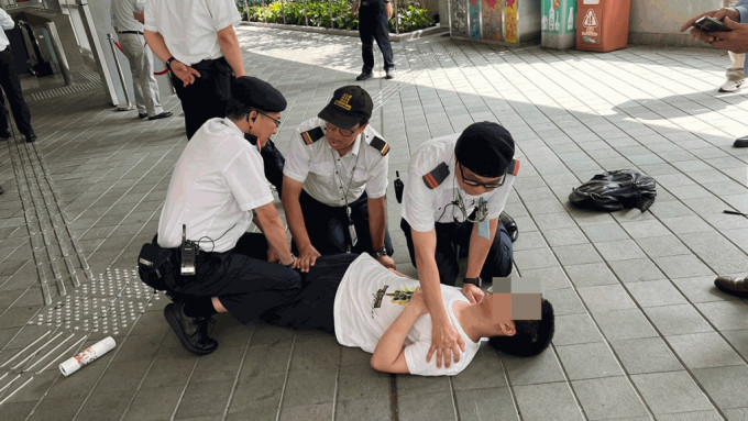 少年被制服在地上。工聯會提供