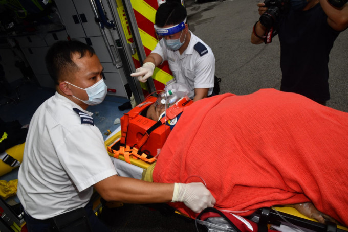 其中一名工人由救護車送院搶救。