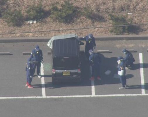 警方其後在附近公園停車場內發現已經死亡的嫌犯。NHK