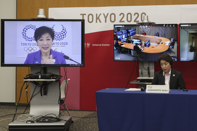 东京都知事小池百合子(左)及东京奥运组委会主席桥本圣子对话。 AP