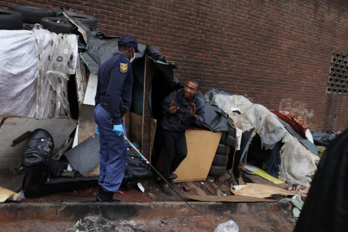 南非警出动橡胶子弹，逼令民众遵守社交距离。网图