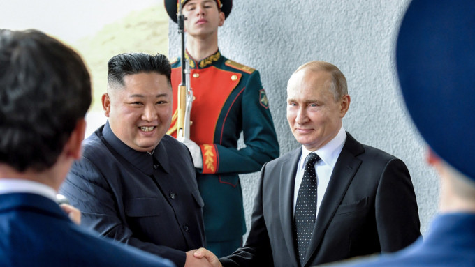 金正恩與普京（右）於2019年4月15日在海參崴會面。 美聯社資料圖