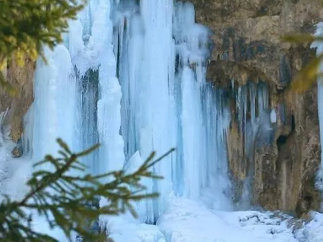 九寨沟景区在冬雪过后出现罕见的冰瀑、蓝冰等景观。 网上图片