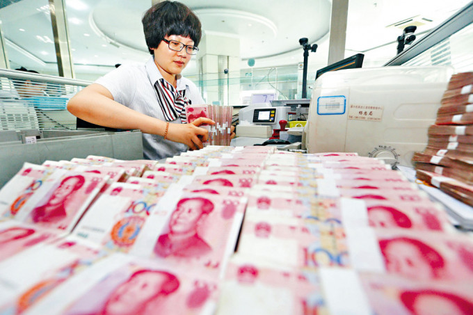 市传国有大行连续两日出手托人民币，且国务院总理李强指中国第二季经济增长快过第一季，令备受贬压的人民币反弹。