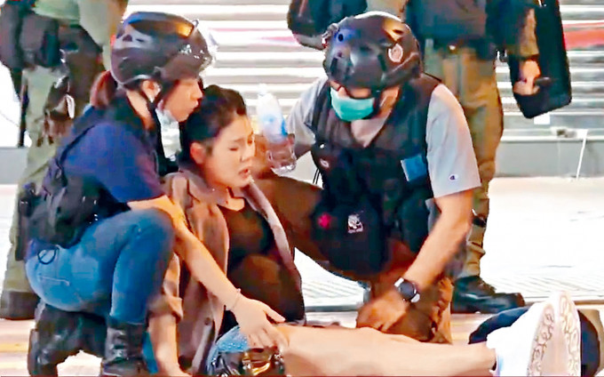 孕婦跌倒受傷後警員在旁安慰。