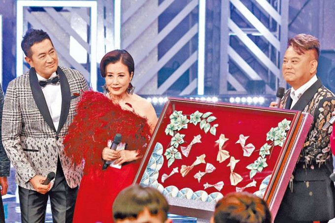 ■汪阿姐除了折子戏筹得最高善款外，她的银纸挂画亦筹得20万元。