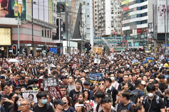 前年8月18日大批示威者走上街頭。資料圖片