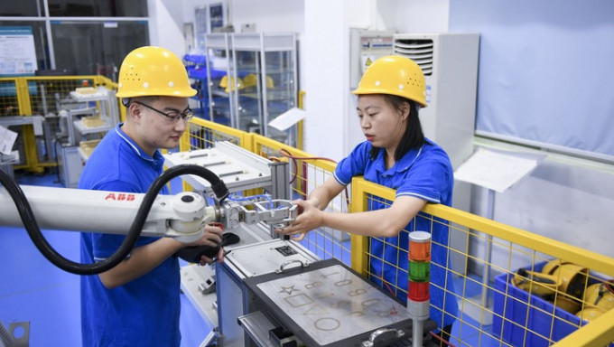 深圳职业技术学院学生在ABB机械人实训室练习运作工业机械人。 新华社