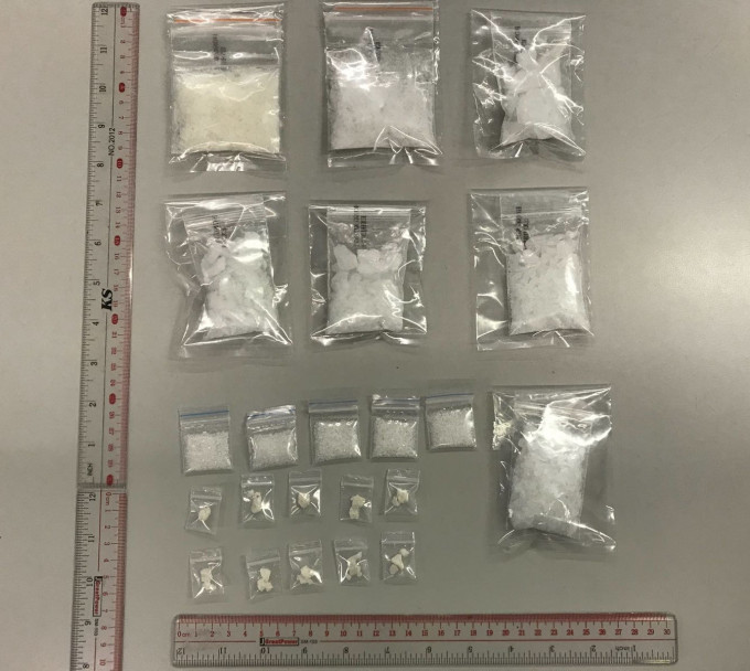 警方在行動中撿獲一批毒品。警方圖片