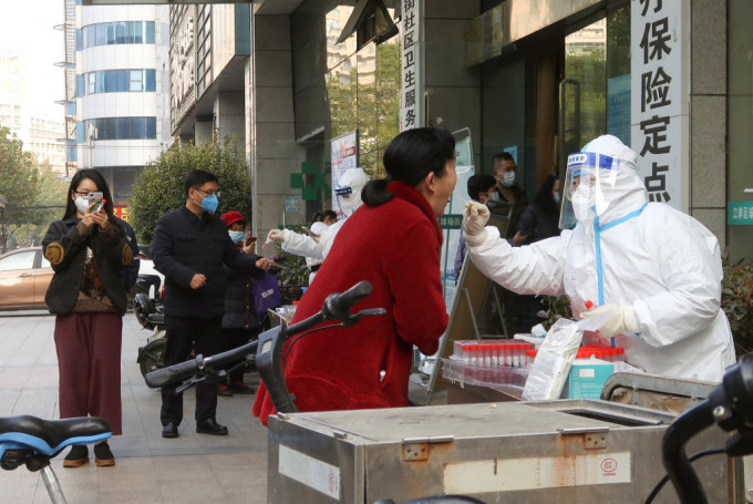  有北京市民反近期染疫人数大增但有人没上报。REUTERS