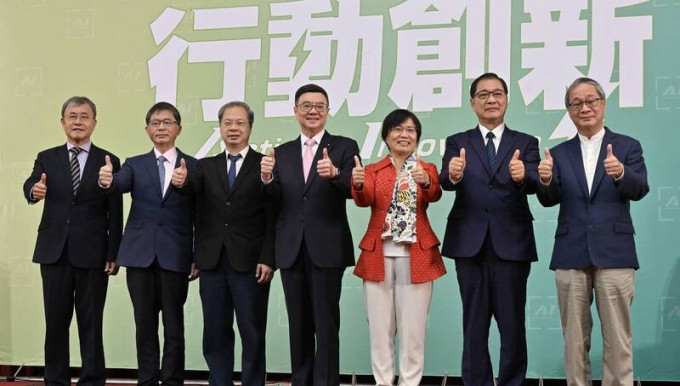 台灣作家「小野」（右一）出任文化部長。