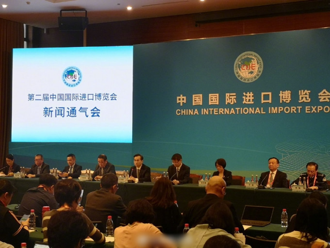 商务部部长助理任鸿斌在进博会新闻通气会表示，中国有信心在未来15年实现进口30万亿美元商品的目标。　网图