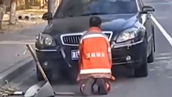 清潔工跪在車前道歉。微博片截圖