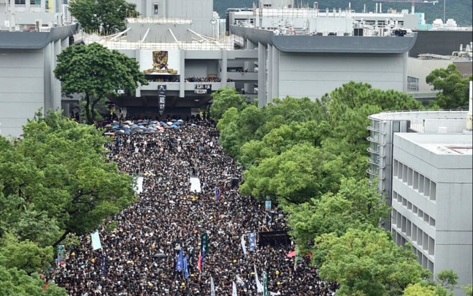 参与集会学生塞满百万大道。