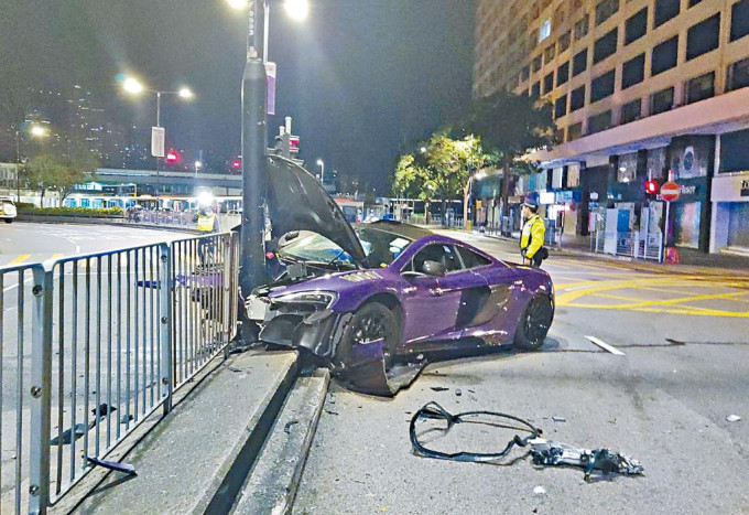 超級跑車掃毀欄杆猛撼燈柱，車頭劏開嚴重損毀。