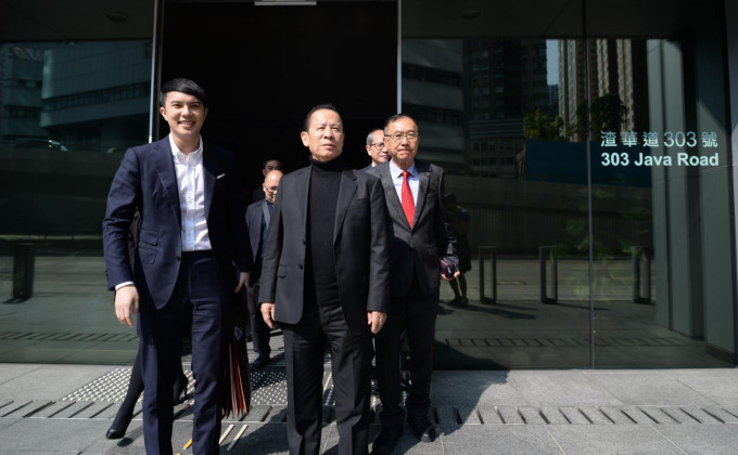 资深大律师清洪(右)和律师陈廷谦(左)陪同冈田和生(中)到廉署总部。