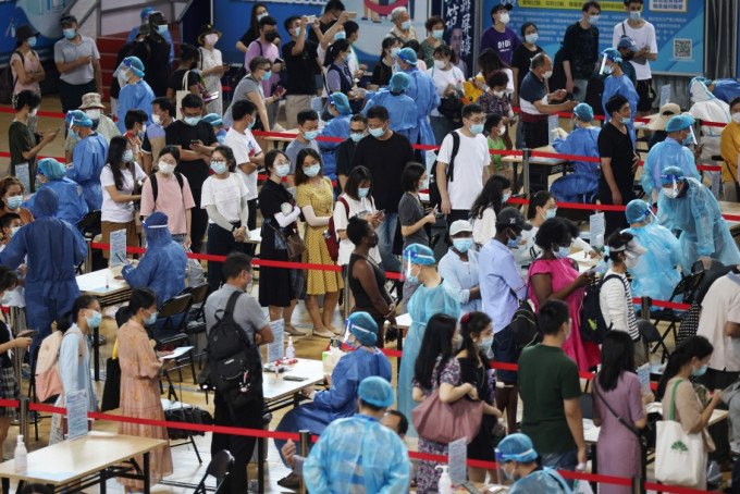 南京民众排队进行核酸检测。路透社图片