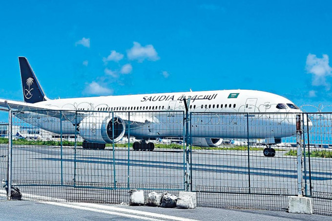 在馬爾代夫，接載斯里蘭卡總統的客機昨日準備起飛前往新加坡。